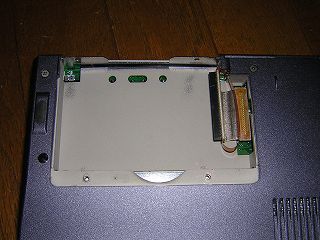 内蔵HDDを取り出したノートPC